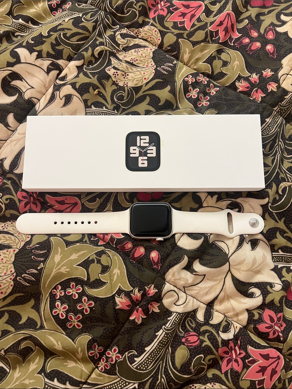 Apple Starlight Smartwatch 44 mm GPS SE2  in box-White plus accessories